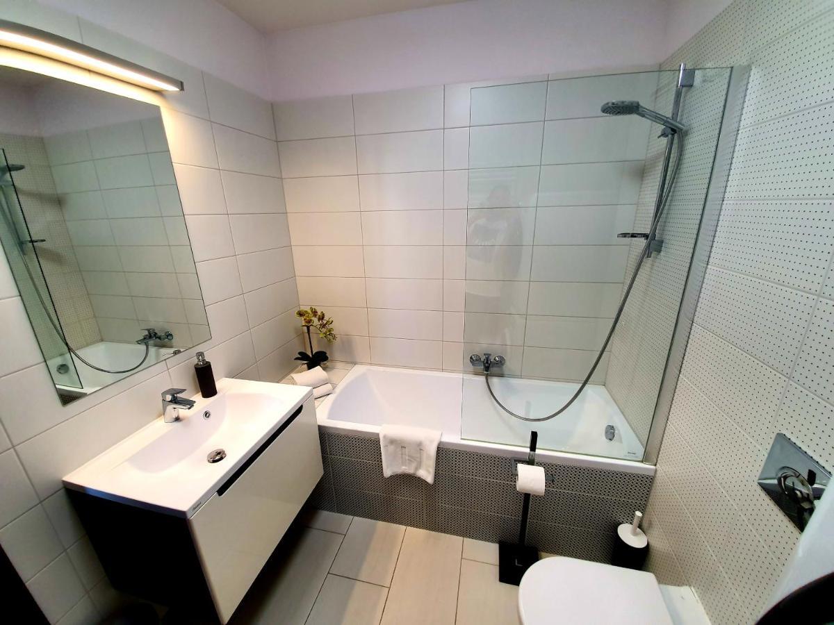 Intro Apartman Sarvar Luaran gambar